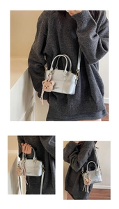 Silberne PU-Lederhandtasche mit feiner Textur, Doppelgriffen und braunem Plüschbär-Anhänger