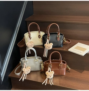 Mini Boston Eimertaschen in vier Farben mit Teddybär-Anhänger und Quastendetail
