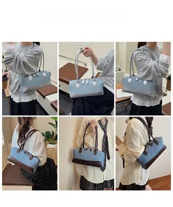 Vues détaillées de sacs d'épaule en denim contrasté portés par un mannequin en intérieur