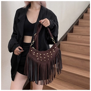 Détails du sac bandoulière marron foncé avec rivets métalliques et longues franges bohèmes