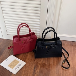 Sac bandoulière vintage en cuir rouge et noir avec poignée et bandoulière réglable