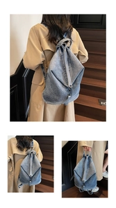 Détail d'un sac à dos en jean bleu clair avec fermeture éclair sur un escalier