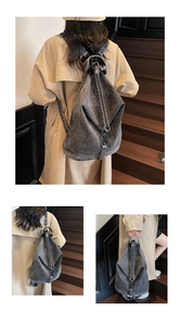 Vue détaillée du grand sac à dos en denim délavé gris foncé avec structure géométrique