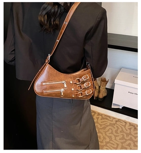 Detailansicht der braunen Crescent-Tasche mit Vintage-Schnallen und Punk-Nieten