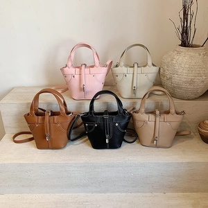 Sac seau à motif litchi en cinq couleurs avec surpiqûres de style poche