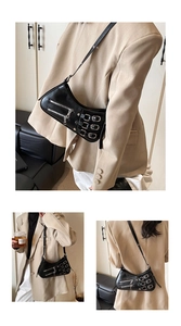 Detailsicht der schwarzen PU-Leder Unterarmtasche mit silbernen Schnallen und Zippern