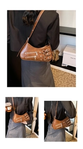 Details einer Vintage Y2K braunen Kunstledertasche mit dekorativen Metallschnallen