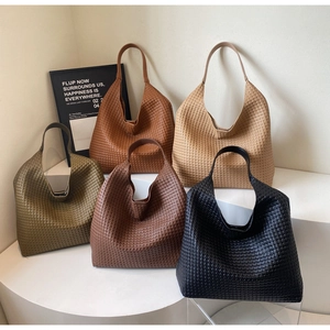 Retro woven leather tote bags in five versatile colors for professional commute