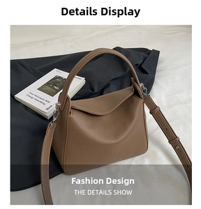 Détail du sac à main en cuir grainé marron chameau avec bandoulière réglable amovible