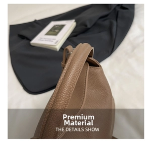 Détail du sac à main marron à motif litchi montrant les coutures précises et la texture du cuir