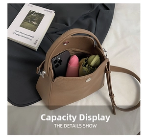 Vue intérieure du sac boston marron montrant la capacité pour téléphone et parapluie