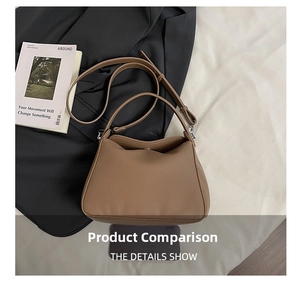 Vue de dessus du sac cabas en cuir grainé marron caramel avec bandoulière et magazine