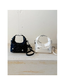 Détails des mini sacs seaux noir et blanc avec finition pailletée et décoration nœud