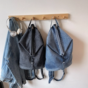 Grand sac fourre-tout en toile denim lavée disponible en gris foncé et bleu clair