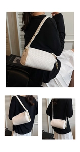 Detailansicht der weißen gewebten Boston Tasche im minimalistischen Zylinder Design