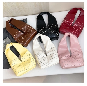Flache Darstellung von Nietentaschen in Braun, Schwarz, Rot, Gelb und Rosa im Hobo-Stil