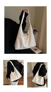 Détail macro du motif marbré blanc sur un grand sac cabas minimaliste en cuir souple