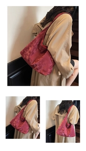 Vue macro de la texture du cabas en velours bordeaux et détails de couture de la bandoulière
