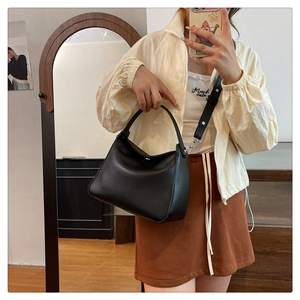 Détail du sac Boston en cuir noir grainé avec des finitions argentées et une bandoulière