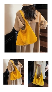 Détail du sac cabas en daim jaune vif montrant sa grande capacité et sa bandoulière