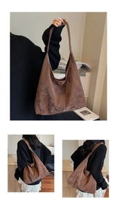 Détails du sac hobo en cuir marron vintage avec texture marbrée et grande capacité