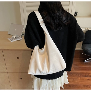 Vue détaillée d'un sac porté épaule blanc minimaliste, style souple et élégant.