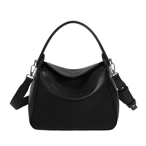 Sac à main noir en cuir litchi avec ferrures argentées et design en U