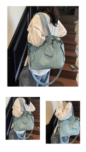 Λεπτομέρεια γαλάζιας νάιλον τσάντας με αποσπώμενο στρογγυλό τσαντάκι και διπλό λουράκι