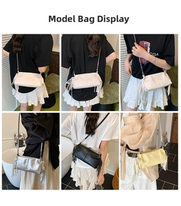Modelweergave van de modieuze geplooide crossbodytas met franjes in diverse kleuren