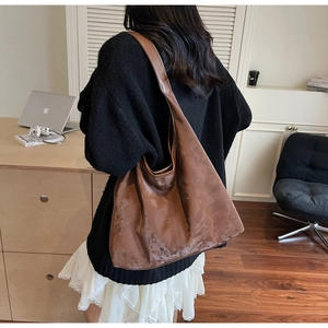 Vue détaillée du grand sac cabas vintage marron avec texture rétro et large bandoulière