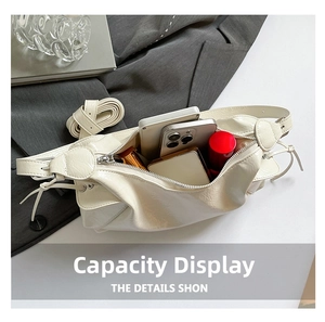 Détail intérieur du sac en cuir crème montrant l'espace pour téléphone et maquillage