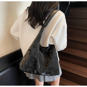 Vue détaillée du sac porté épaule vintage noir, style élégant au quotidien.