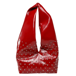 Rote Lackleder-Hobo-Tasche mit silbernen Nieten und glänzendem, poliertem Finish