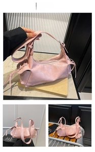 Vues détaillées du sac à bandoulière rose froncé avec sangle réglable et cordon latéral