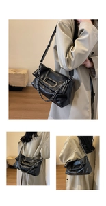 Detailansicht der schwarzen Lederkette Tasche mit weicher Textur und Metallgriff