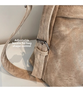 Dettaglio della fibbia in pelle regolabile su una borsa tote in tela resistente