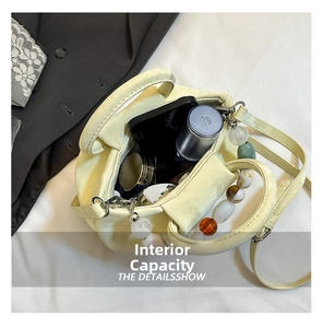 Vue détaillée de l'intérieur du sac seau jaune montrant l'espace pour mobile et maquillage