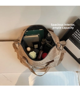 Dettaglio interno della borsa tote vintage in tela kaki con ampia capacità di carico