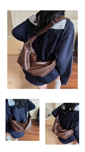 Détail d'un sac croissant en cuir marron avec bandoulière nouée et style rétro minimaliste