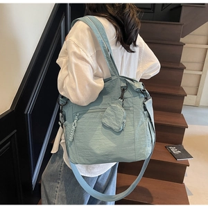 Détail du sac fourre-tout en nylon bleu clair avec poche avant et mini-bourse ronde