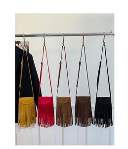 Cinq couleurs de sacs à bandoulière bohèmes en daim avec de longues franges à pampilles