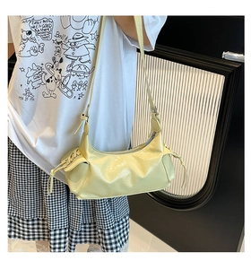 Détail du sac hobo jaune pâle en cuir verni froissé avec des accents de cordon