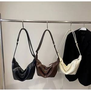 Trois sacs hobo en noir, marron et beige montrant la texture en cuir souple et plissé