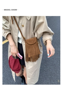 Détails d'un sac à bandoulière vintage en daim caramel avec de longues franges et un rabat