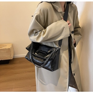Schicke Shopper-Tasche aus schwarzem Glanzleder mit Metallkette und Griffmulde