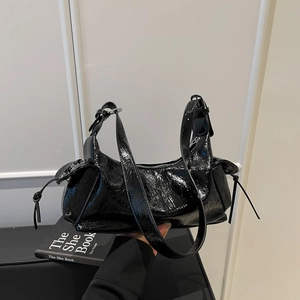 Sac bandoulière en cuir verni noir avec nœuds latéraux et bandoulière réglable