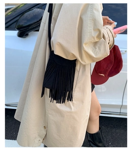 Détail du sac bandoulière bohème noir avec de longues franges et une finition mate