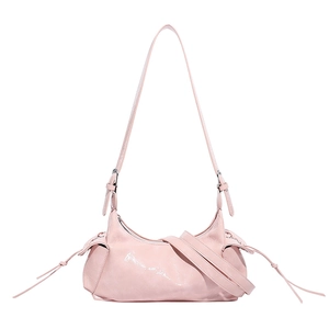 Sac hobo rose en similicuir brillant avec détails de pompons et bandoulière réglable