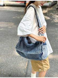Detail der blauen gewaschenen Denim-Tasche mit Seitentaschen und Klappverschluss