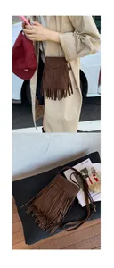 Détails du sac bandoulière en daim marron avec franges denses et bandoulière élégante